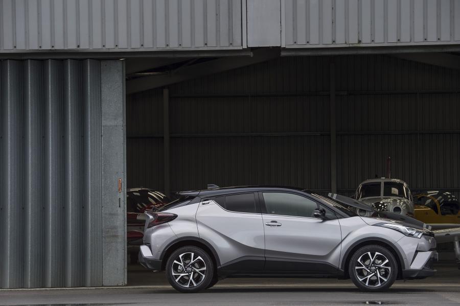 Toyota C-HR 2016 года  (UK) (фото 18 из 32)